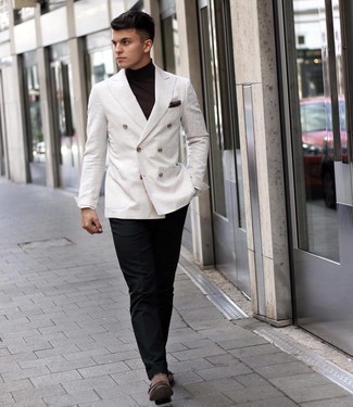 Come indossare e abbinare un blazer doppiopetto bianco quando fa caldo in modo formale: Prova ad abbinare un blazer doppiopetto bianco con pantaloni eleganti neri per un look elegante e alla moda. Opta per un paio di scarpe double monk in pelle scamosciata marroni per un tocco più rilassato.