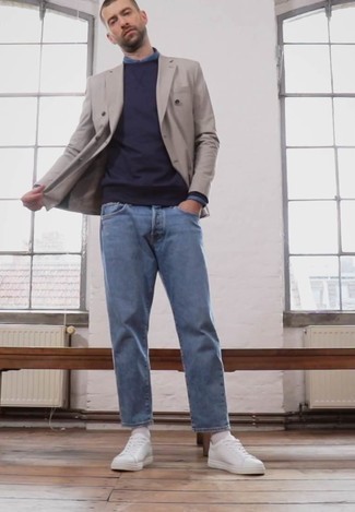 Quale felpa indossare con jeans azzurri in modo smart-casual: Per un outfit quotidiano pieno di carattere e personalità, scegli una felpa e jeans azzurri. Rifinisci questo look con un paio di sneakers basse di tela bianche.