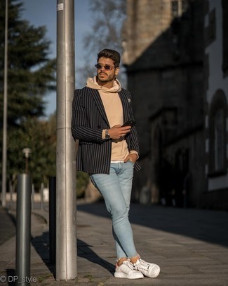 Come indossare e abbinare jeans aderenti azzurri: Abbina un blazer doppiopetto a righe verticali nero con jeans aderenti azzurri per un fantastico look da sfoggiare nel weekend. Per un look più rilassato, scegli un paio di sneakers basse in pelle bianche e rosa.