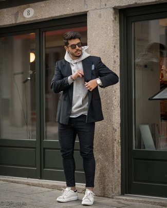 Come indossare e abbinare jeans con un blazer doppiopetto: Una combinazione smart casual di un blazer doppiopetto e jeans si rivela adatta in molte occasioni diverse. Abbina questi abiti a un paio di sneakers basse in pelle bianche e nere.