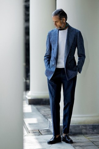 Come indossare e abbinare un blazer di lana blu in modo formale: Mostra il tuo stile in un blazer di lana blu con pantaloni eleganti blu scuro per un look elegante e alla moda. Perfeziona questo look con un paio di mocassini eleganti in pelle neri.
