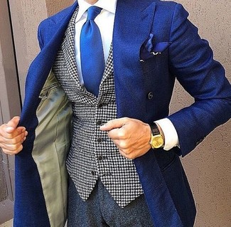 Come indossare e abbinare un blazer doppiopetto blu con pantaloni eleganti grigio scuro per un uomo di 30 anni quando fa caldo in modo formale: Scegli un outfit composto da un blazer doppiopetto blu e pantaloni eleganti grigio scuro per un look elegante e di classe.