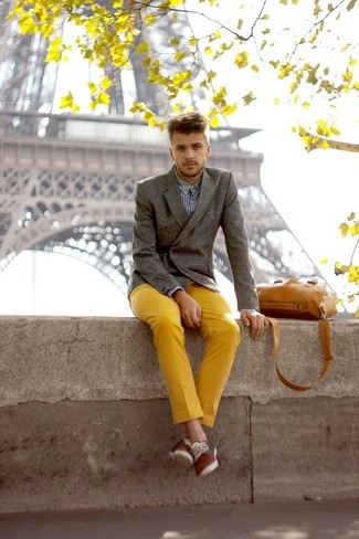 Come indossare e abbinare pantaloni dorati per un uomo di 30 anni: Scegli un blazer doppiopetto grigio e pantaloni dorati per un look da sfoggiare sul lavoro. Completa questo look con un paio di scarpe da ginnastica di tela marroni.