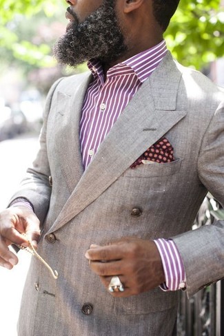 Come indossare e abbinare un blazer doppiopetto grigio: Vestiti con un blazer doppiopetto grigio e una camicia elegante a righe verticali viola melanzana come un vero gentiluomo.