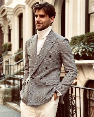 Come indossare e abbinare un blazer doppiopetto grigio quando fa caldo in modo formale: Metti un blazer doppiopetto grigio e pantaloni eleganti bianchi per un look elegante e alla moda.