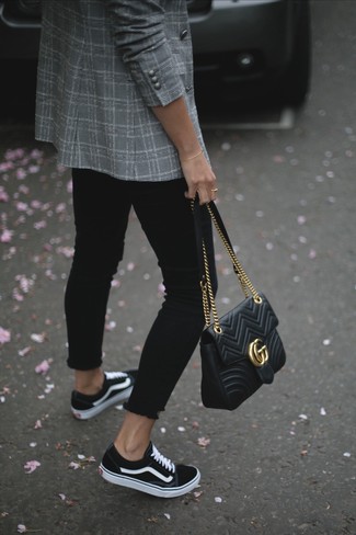 Quale blazer doppiopetto indossare con sneakers basse nere e bianche in modo smart-casual: Potresti indossare un blazer doppiopetto e jeans aderenti neri per un outfit comodo ma studiato con cura. Per distinguerti dagli altri, scegli un paio di sneakers basse nere e bianche come calzature.