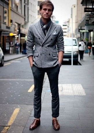 Quale scarpe oxford indossare con un blazer grigio: Indossa un blazer grigio con pantaloni eleganti blu scuro per un look elegante e di classe. Questo outfit si abbina perfettamente a un paio di scarpe oxford.