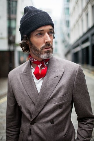 Come indossare e abbinare una bandana rossa per un uomo di 40 anni: Combina un blazer doppiopetto grigio scuro con una bandana rossa per vestirti casual.