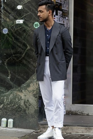 Quale chino indossare con un blazer doppiopetto grigio scuro: Vestiti con un blazer doppiopetto grigio scuro e chino se preferisci uno stile ordinato e alla moda. Indossa un paio di sneakers alte di tela bianche per un tocco più rilassato.