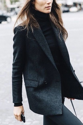 Come indossare e abbinare un blazer doppiopetto quando fa caldo: Per un outfit quotidiano pieno di carattere e personalità, prova ad abbinare un blazer doppiopetto con jeans aderenti neri.