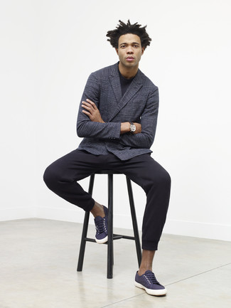 Come indossare e abbinare un maglione girocollo nero: Abbina un maglione girocollo nero con pantaloni sportivi neri per vestirti casual. Sneakers basse di tela blu scuro sono una interessante scelta per completare il look.
