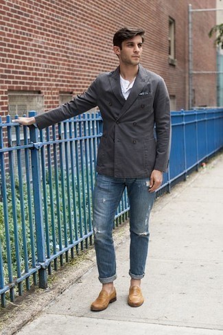 Quale jeans indossare con mocassini eleganti marrone chiaro in modo casual: Prova ad abbinare un blazer doppiopetto grigio scuro con jeans per vestirti casual. Opta per un paio di mocassini eleganti marrone chiaro per mettere in mostra il tuo gusto per le scarpe di alta moda.