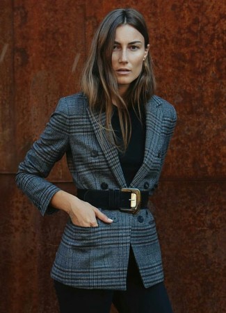 Come indossare e abbinare un blazer grigio scuro: Abbinare un blazer grigio scuro e pantaloni skinny neri è una comoda opzione per fare commissioni in città.