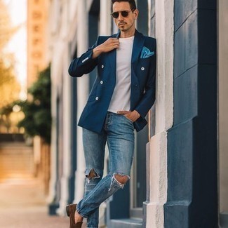 Come indossare e abbinare jeans blu scuro con un blazer blu scuro in modo smart-casual: Per un outfit quotidiano pieno di carattere e personalità, metti un blazer blu scuro e jeans blu scuro. Mocassini eleganti in pelle scamosciata marroni impreziosiranno all'istante anche il look più trasandato.