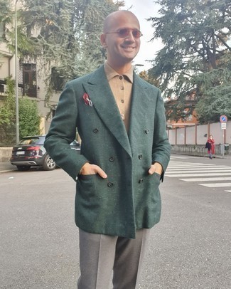 Come indossare e abbinare una maglia a polo con un blazer doppiopetto per un uomo di 30 anni: Combina un blazer doppiopetto con una maglia  a polo per essere sofisticato e di classe.