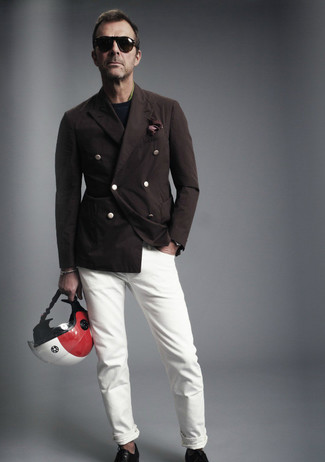 Come indossare e abbinare un blazer doppiopetto terracotta: Potresti combinare un blazer doppiopetto terracotta con jeans bianchi, perfetto per il lavoro. Per un look più rilassato, scegli un paio di sneakers basse in pelle nere.