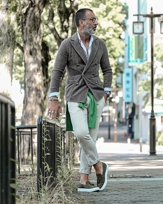 Come indossare e abbinare un blazer grigio per un uomo di 50 anni: Potresti combinare un blazer grigio con chino verde menta per un look davvero alla moda. Sfodera il gusto per le calzature di lusso e calza un paio di mocassini con nappine in pelle scamosciata verde oliva.