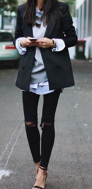 Come indossare e abbinare jeans neri con sandali con tacco in pelle neri quando fa caldo in modo casual: Coniuga un blazer doppiopetto nero con jeans neri per un outfit che si fa notare. Sandali con tacco in pelle neri sono una splendida scelta per completare il look.