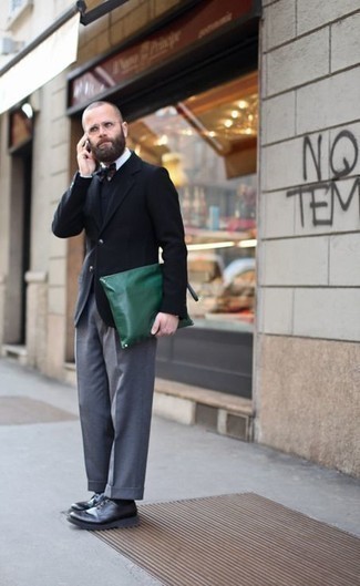 Come indossare e abbinare scarpe derby con un maglione girocollo per un uomo di 30 anni: Opta per un maglione girocollo e pantaloni eleganti grigi come un vero gentiluomo. Scarpe derby sono una eccellente scelta per completare il look.