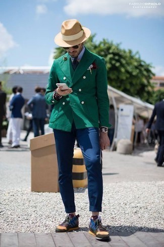 Come indossare e abbinare un blazer doppiopetto verde oliva: Opta per un blazer doppiopetto verde oliva e chino blu scuro per un abbigliamento elegante ma casual. Se non vuoi essere troppo formale, opta per un paio di scarpe sportive multicolori.