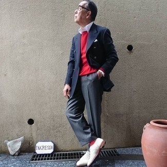 Quale scarpe brogue indossare con un maglione girocollo rosso quando fa caldo: Indossa un maglione girocollo rosso con pantaloni eleganti grigio scuro per un look elegante e di classe. Scarpe brogue sono una interessante scelta per completare il look.