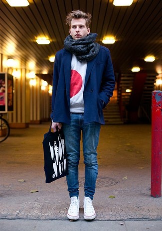 Look alla moda per uomo: Blazer doppiopetto blu scuro, Maglione girocollo stampato bianco e rosso, Jeans aderenti blu, Sneakers basse bianche