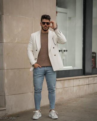 Come indossare e abbinare un blazer doppiopetto bianco: Abbina un blazer doppiopetto bianco con jeans aderenti azzurri per un look davvero alla moda. Sneakers basse in pelle grigie danno un tocco informale al tuo abbigliamento.