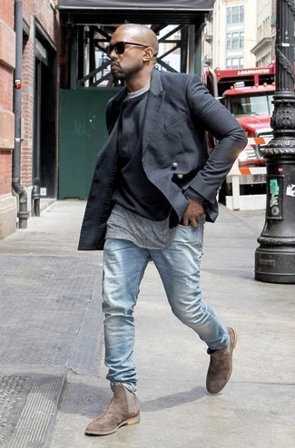Look di Kanye West: Blazer doppiopetto nero, Maglione girocollo nero, T-shirt girocollo grigia, Jeans azzurri