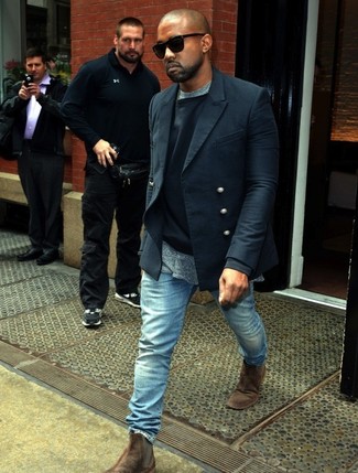 Look di Kanye West: Blazer doppiopetto blu scuro, Maglione girocollo nero, T-shirt girocollo grigia, Jeans azzurri