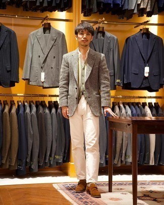 Look alla moda per uomo: Blazer doppiopetto di lana a spina di pesce grigio, Maglione senza maniche multicolore, Camicia elegante bianca, Jeans bianchi