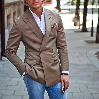 Come indossare e abbinare un fazzoletto da taschino stampato beige in modo smart-casual: Abbina un blazer doppiopetto marrone con un fazzoletto da taschino stampato beige per vestirti casual.