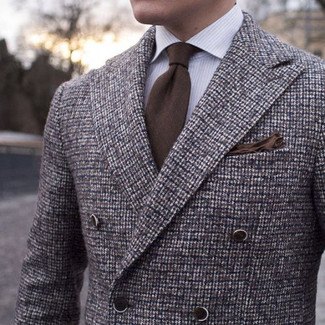 Come indossare e abbinare una cravatta marrone quando fa caldo in modo formale: Opta per un blazer doppiopetto di lana a quadri marrone e una cravatta marrone per essere sofisticato e di classe.