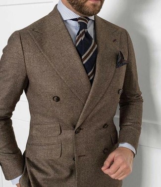 Come indossare e abbinare un blazer di lana marrone scuro quando fa caldo: Vestiti con un blazer di lana marrone scuro e una camicia elegante a righe verticali grigia come un vero gentiluomo.