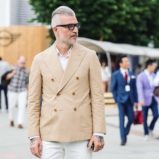 Quale chino indossare con un blazer beige in estate 2024: Abbina un blazer beige con chino per un look davvero alla moda. Una eccellente scelta per essere più cool e alla moda anche durante la stagione estiva.