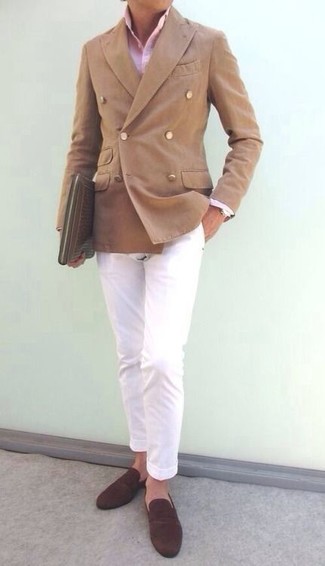 Quale mocassini eleganti indossare con un blazer marrone chiaro: Prova ad abbinare un blazer marrone chiaro con chino bianchi per un look da sfoggiare sul lavoro. Mettiti un paio di mocassini eleganti per un tocco virile.