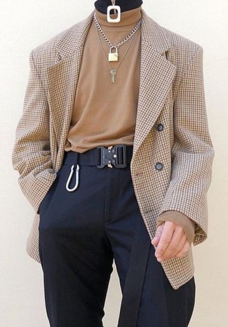 Come indossare e abbinare un blazer doppiopetto a quadri marrone chiaro: Prova a combinare un blazer doppiopetto a quadri marrone chiaro con pantaloni eleganti neri per un look elegante e alla moda.