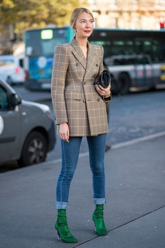 Moda donna anni 40: Potresti indossare un blazer doppiopetto a quadri marrone chiaro e jeans aderenti blu per un look raffinato ma semplice. Stivaletti in pelle scamosciata verdi sono una valida scelta per completare il look.