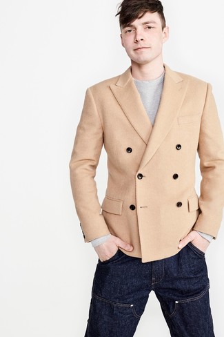 Quale maglione girocollo indossare con un blazer doppiopetto beige per un uomo di 20 anni: Combina un blazer doppiopetto beige con un maglione girocollo per un look elegante e alla moda.