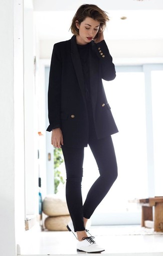 Quale blazer doppiopetto indossare con jeans aderenti neri per una donna di 20 anni: Vestiti con un blazer doppiopetto e jeans aderenti neri per un look spensierato e alla moda. Abbellisci questo completo con un paio di scarpe oxford in pelle bianche.