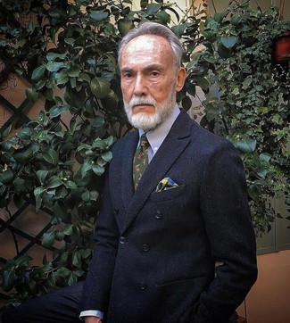 Come indossare e abbinare una cravatta stampata verde scuro per un uomo di 60 anni: Potresti abbinare un blazer doppiopetto nero con una cravatta stampata verde scuro per un look elegante e alla moda.