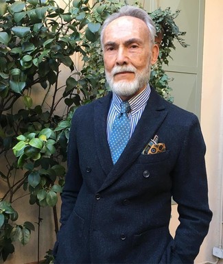 Quale blazer indossare con una camicia elegante bianca e blu scuro per un uomo di 60 anni: Punta su un blazer e una camicia elegante bianca e blu scuro per una silhouette classica e raffinata