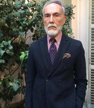 Come indossare e abbinare una camicia elegante con un blazer per un uomo di 60 anni: Potresti indossare un blazer e una camicia elegante per una silhouette classica e raffinata