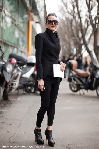 Come indossare e abbinare un blazer doppiopetto nero quando fa caldo: Indossa un blazer doppiopetto nero e leggings neri per un look raffinato ma semplice. Completa questo look con un paio di stivaletti in pelle neri.