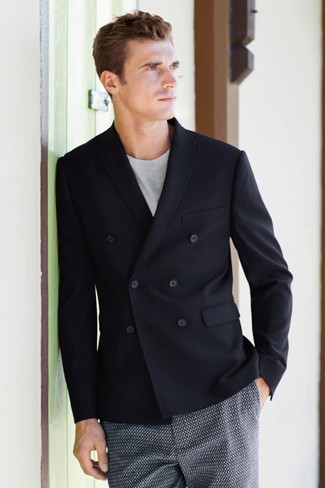 Look alla moda per uomo: Blazer doppiopetto nero, T-shirt girocollo grigia, Pantaloncini stampati blu scuro