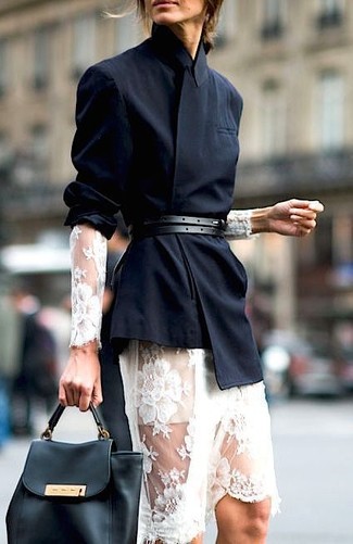 Look alla moda per donna: Blazer doppiopetto nero, Vestito longuette di pizzo bianco, Cartella in pelle nera, Cintura in pelle nera