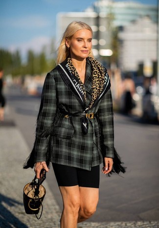 Come indossare e abbinare una borsa a secchiello per una donna di 30 anni: Vestiti con un blazer doppiopetto scozzese nero e bianco e una borsa a secchiello per un'atmosfera casual-cool.