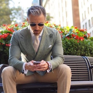 Come indossare e abbinare una cravatta marrone chiaro per un uomo di 50 anni: Potresti combinare un blazer doppiopetto verde menta con una cravatta marrone chiaro per essere sofisticato e di classe.