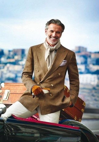 Come indossare e abbinare una sciarpa per un uomo di 50 anni: Potresti combinare un blazer doppiopetto marrone con una sciarpa per un look trendy e alla mano.