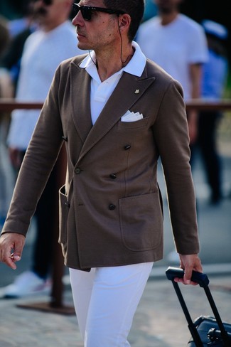 Quale chino indossare con un blazer doppiopetto terracotta per un uomo di 40 anni: Prova ad abbinare un blazer doppiopetto terracotta con chino per creare un look smart casual.