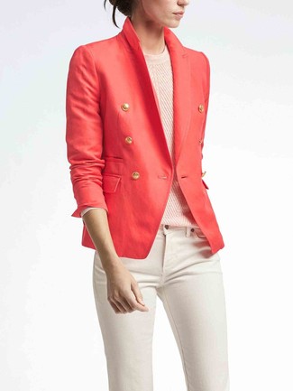 Come indossare e abbinare jeans aderenti bianchi quando fa caldo: Coniuga un blazer doppiopetto rosso con jeans aderenti bianchi per affrontare con facilità la tua giornata.